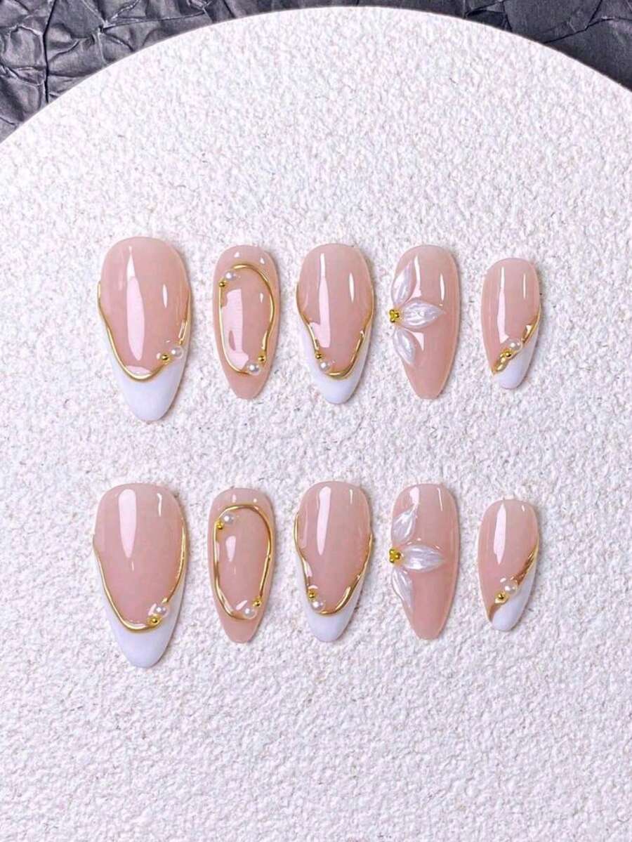 10 piezas de pegatinas de uñas prensadas a mano, uñas cortas, uñas postizas, parches de uñas francesas, uñas con forma de almendra, uñas doradas, uñas rosas, uñas blancas, uñas lindas, uñas de Año Nuevo, estilo elegante y lujoso, flores blancas de tres pétalos talladas a mano y parches franceses irregulares de metal, decorados con bolas de acero dorado y adornos de perlas. - Rosado Sandía - Ver 1