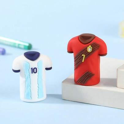 FIFA 2个装足球世界杯球衣造型削笔器，手动PVC软质文具削笔器，适合儿童和学生（随机款式）