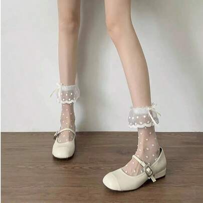 1双蕾丝边女士薄款透明玻璃丝中筒袜，带蝴蝶结装饰，透气网眼设计，适合春、夏、秋、冬四季穿着。吸湿排汗，柔软顺滑。一年四季皆可穿着，适用于度假、运动、休闲、商务等各种场合。