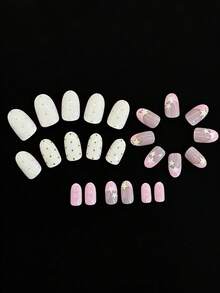 24片装粉白星点美甲贴纸套装，椭圆形可爱假指甲，甜美美元风粉白配色，点缀金色星星和圆点，打造活泼的Y2K可爱风格。全覆盖式设计，表面光滑亮泽。非常适合日常通勤、派对、约会，也是送给热爱美甲的亲朋好友的精美礼物。 - 彩色 - 查看 5