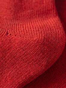 一双男女通用的爆米花主题袜子，印有爆米花和爆米花桶图案，创意新颖的日常休闲袜，是电影和零食爱好者的理想礼物，时尚休闲袜，适合全年穿着。 - 彩色 - 查看 3