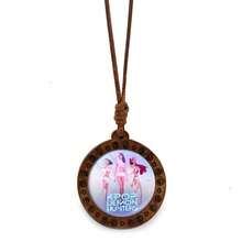 Colgante de madera con diseño de grupo de chicas de K-POP "Witch Hunting", estilo de dibujos animados y retro - Multicolor - Ver 7