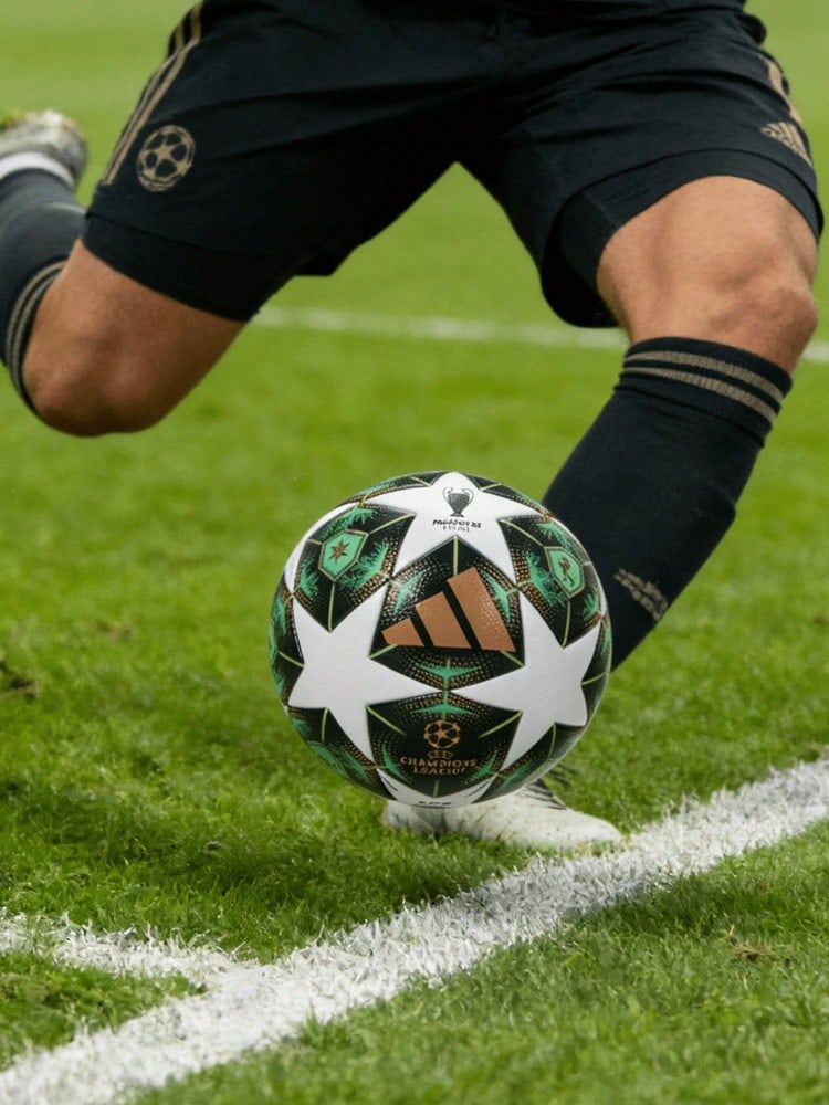 Adidas كرة قدم مقاس 5 من أديداس، كرة قدم مخيطة بماكينة محمولة من مادة TPU، للجنسين - الأبيض والأخضر والأسود - مشاهدة 1
