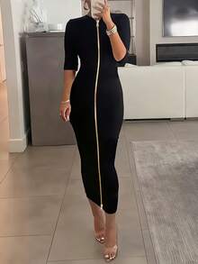 这款优雅简约的开襟羊毛连衣裙采用修身剪裁、拉链设计、船领和中长款，是春、夏、秋季时尚女性的理想之选。黑色 - 黑色 - 查看 1