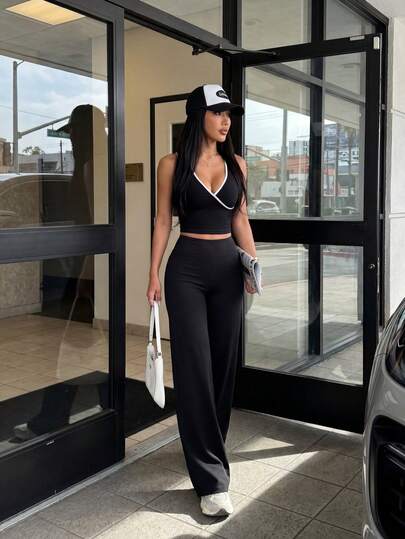 Bộ đồ thể thao nữ thường ngày gồm áo croptop và quần ống đứng phối màu tương phản, thích hợp cho mùa xuân/hè.