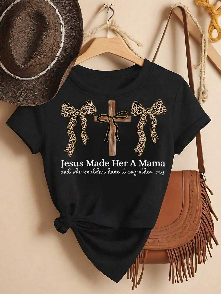 Camiseta de verano holgada para mujer con estampado de cruz y lazo de leopardo, con la frase "Jesus Made Her A Mama". Esta versátil camiseta de manga corta es cómoda y transpirable, con un diseño clásico de cuello redondo, adecuada para el uso diario, citas o vestimenta informal. - Negro - Ver 1