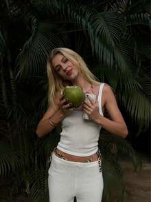 Bộ đồ nữ gồm áo dệt kim không tay cổ vuông và quần dệt kim phối hợp. - trắng - Xem 5