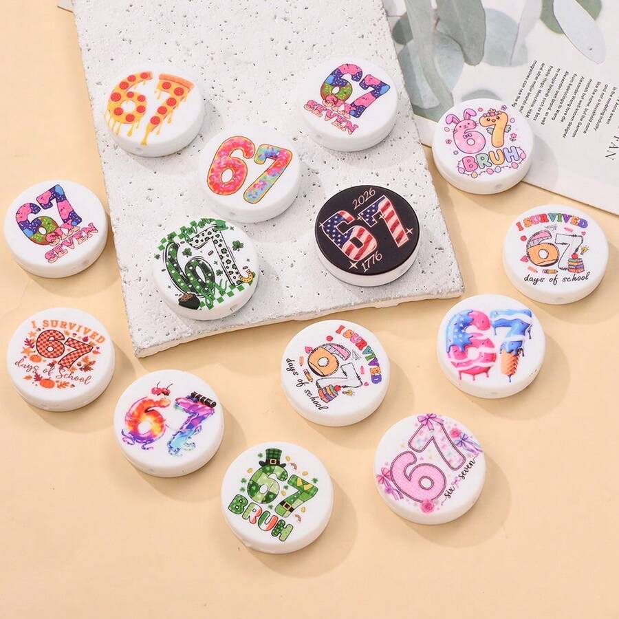 5颗六七印花硅胶珠，粉色/绿色/黑色随机款式，扁平圆形带孔珠，可用于DIY手链、项链、包包挂饰和其他手工项目 - 彩色 - 查看 1