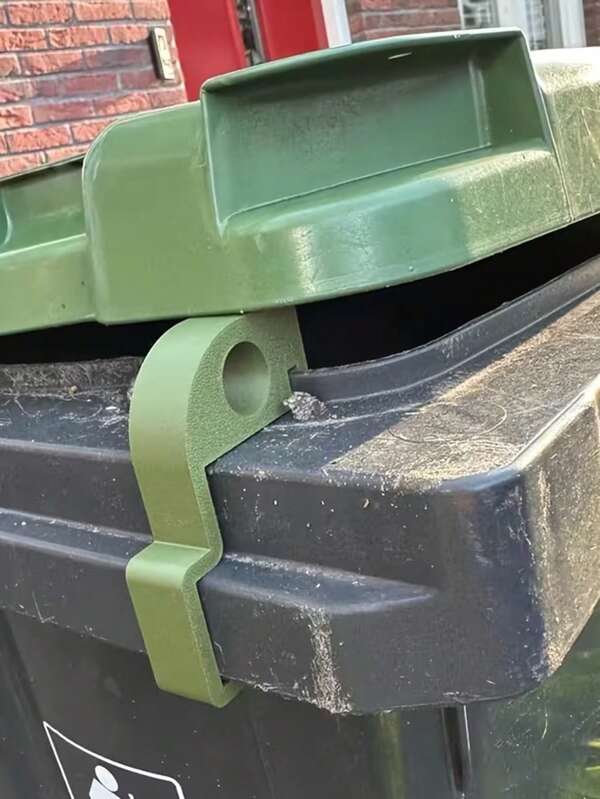 1 stuk ventilatieclip voor vuilnisbakken, ventilatiebeugel voor vuilnisbakken, openingstopper voor vuilnisbakken, insectenwerend, geurverwijderend, verbeterde luchtstroom, geurvermindering, geschikt voor buitentuinen, voldoet aan de Europese norm NEN-EN 840-1 voor ventilatieclips voor vuilnisbakken.