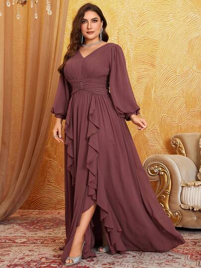 SUPGIR Đầm chiffon cổ chữ V tay phồng với chi tiết xếp ly ở ngực và eo, viền bèo nhún và chân váy xòe.