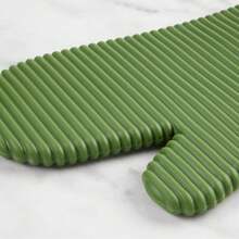 KitchenAid - Juego de 2 Manoplas de Horno de Silicona Suave acanaladas, 7.5 x 13 Pulgadas, Color Azul Tinta - Matcha - Ver 4