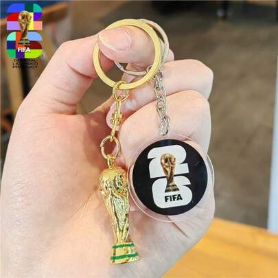 FIFA 1个2026年美国、加拿大、墨西哥世界杯足球造型钥匙扣挂件，融合了国际足联赛事元素，采用金属材质，经精细喷漆和UV印刷工艺处理，坚固耐用，立体清晰的足球图案，小巧轻便，可挂在书包或背包上，适合球迷收藏和作为纪念品，也是送给男孩、女孩、同学和朋友的理想赛事周边礼物。