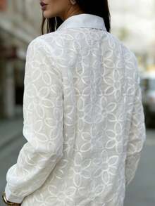 优雅白色涤纶衬衫，长袖，衬衫领，饰以精致花卉刺绣和纽扣细节，适合女士春季穿着。 - 白色 - 查看 3