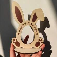 复活节限量版：1个木制兔子摆件，专为展示惊喜彩蛋而设计，印有“Happy Easter”（复活节快乐）和德语“Frohe Ostern”（复活节快乐）字样。可用作桌面装饰或复活节礼物，既能展示彩蛋，又能增添节日气氛，适合家庭活动或派对装饰。 - A - 查看 6