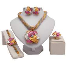Bộ trang sức vàng 18k tinh tế với mặt dây chuyền hình hoa hồng. Phong cách Pháp đơn giản, dây chuyền ba màu tinh xảo, món quà lãng mạn hoàn hảo dành cho các cặp đôi vào ngày Valentine, kỷ niệm và những dịp đặc biệt. Bộ trang sức này là sự lựa chọn đa năng để làm quà tặng (cho phù dâu, sinh nhật) hoặc để tự phối đồ. Vẻ đẹp phổ biến và thiết kế bắt mắt khiến nó trở thành sản phẩm được ưa chuộng trên toàn thế giới, thu hút những người mua đang tìm kiếm những bộ trang sức độc đáo, dễ đeo. - Hồng - Xem 8