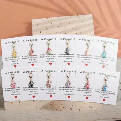 12个/24个可爱小狗钥匙扣，采用色彩缤纷的图案、波点等多种设计，风格可爱活泼，适合寻求陪伴的宠物爱好者，可用作钥匙扣或包包挂饰，也是馈赠亲朋好友的绝佳礼物，传递“永远被温柔的爱和忠诚包围”的感觉。