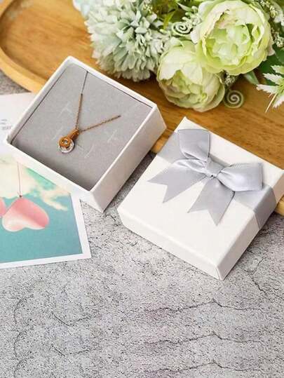 Hộp quà trang sức mới, sang trọng, thích hợp để đựng và trưng bày dây chuyền, bông tai, mặt dây chuyền, nhẫn, khuyên tai đinh, bùa hộ mệnh, huy chương. Hoàn hảo cho quà tặng đính hôn, cưới, kỷ niệm, sinh nhật bạn gái. Lý tưởng cho quà tặng Ngày Valentine và Giáng sinh.