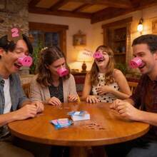 1套趣味喷嚏派对卡牌游戏，包含150张挑战卡和泥巴代币，以及会发出吱吱声的猪鼻子，挑战“别笑”，适合4-8人家庭聚会的互动游戏 - Snort Funny - 查看 3