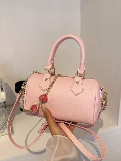 1个草莓爱心链条装饰手提包，荔枝纹理PU皮革，可手提/斜挎，拉链封口，甜美少女风波士顿包，适合春夏外出、日常通勤、约会、休闲穿着