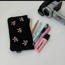 1个黑色蝴蝶结刺绣铅笔盒，大容量学生文具袋，返校季必备，返校用品，铅笔盒，书包 - 單件 - 查看 7