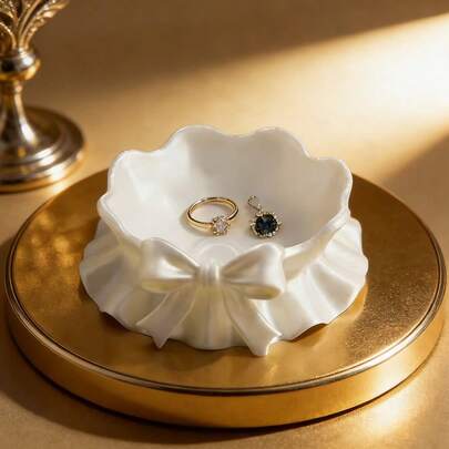 1个精美白色首饰托盘，边缘饰有褶边和蝴蝶结，采用优质树脂材料，适用于家居、办公室、派对、汽车装饰，褶边蝴蝶结图案，可作为桌面装饰摆件，是生日的完美礼物。