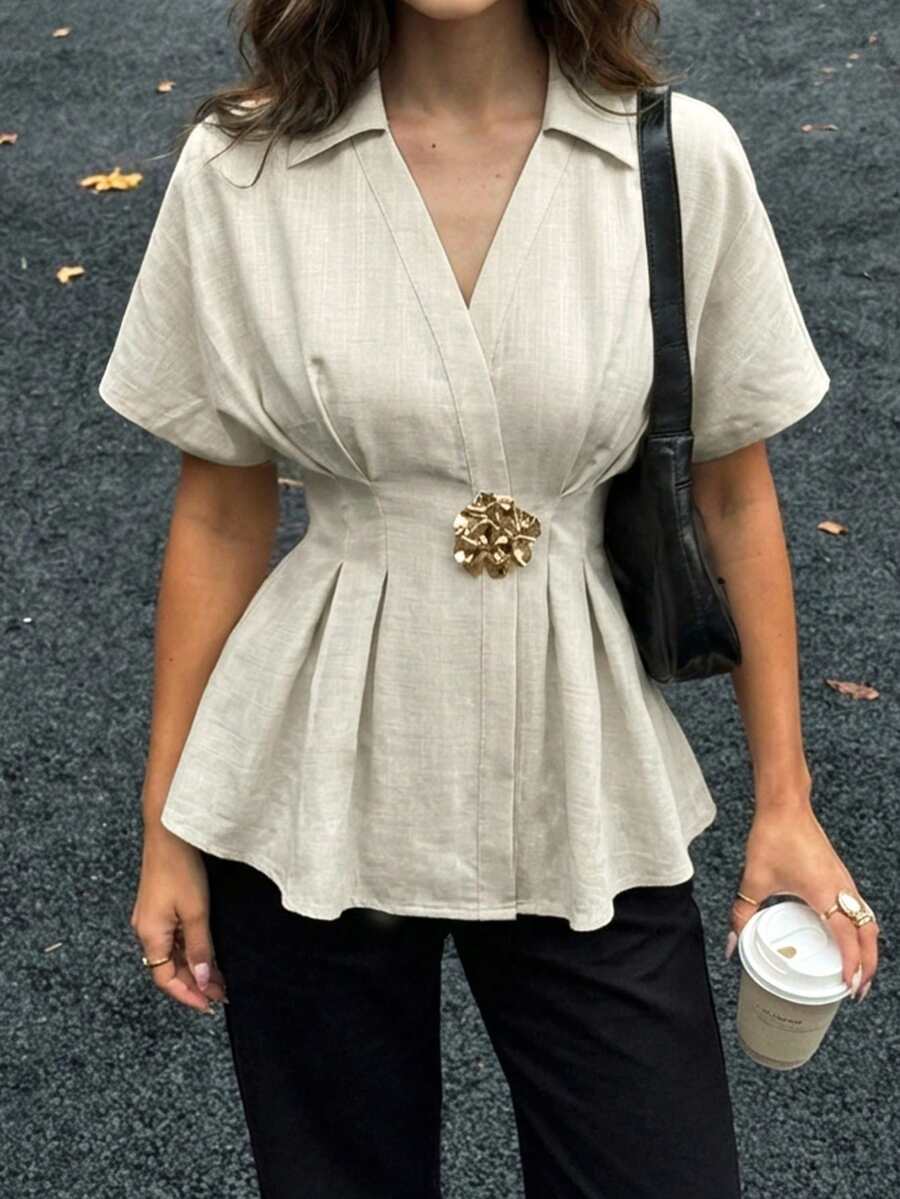 女士优雅浅灰色金属扣褶裥短袖衬衫，时尚性感休闲上衣，优雅的办公室着装 - 淺灰色 - 查看 1