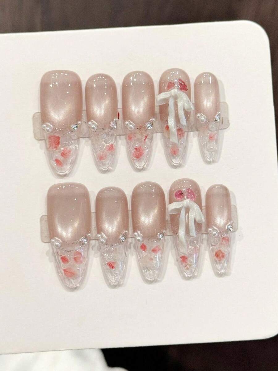 10片手工制作的椭圆形美甲贴纸，适合派对和日常佩戴，“裸粉色婚礼”仙气优雅，碎钻般的柔和氛围，易于佩戴。10片Y2K风格手工美甲贴纸，适合女孩和女士的节日派对、音乐节和日常佩戴，也是情人节和母亲节的礼物之选。按压式美甲贴纸。
