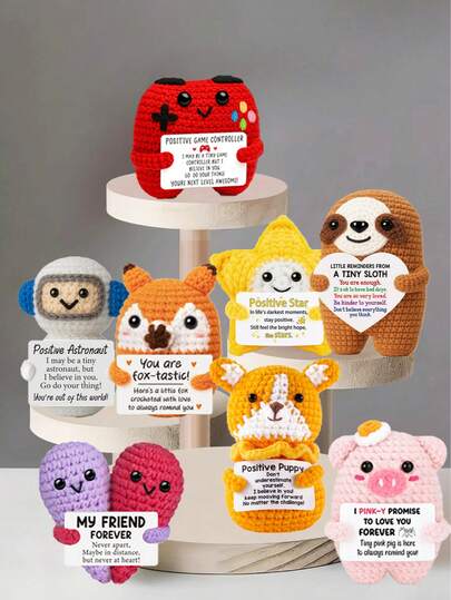 1件手工钩编桌面摆件，可爱科幻动植物造型，是送给闺蜜、女友、姐妹、妈妈、奶奶、同事、家人的理想生日礼物，传递正能量，适合派对、母亲节、父亲节等场合，也可作为毛绒玩具、房间装饰、小礼物或纪念品。