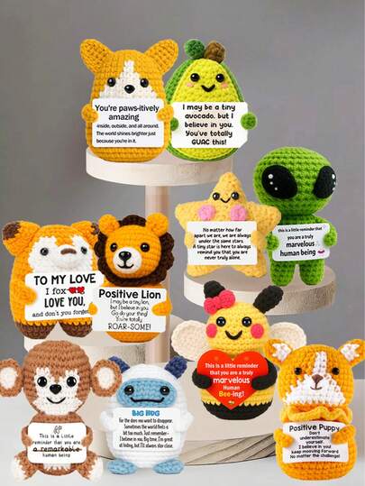 1件手工钩编桌面摆件，可爱科幻动植物造型，是送给闺蜜、女友、姐妹、妈妈、奶奶、同事、家人的理想生日礼物，传递正能量，适合派对、母亲节、父亲节等场合，也可作为毛绒玩具、房间装饰、小礼物或纪念品。