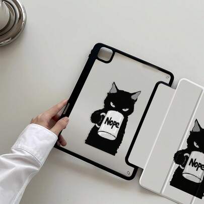 这款精致可爱的卡通动漫黑猫字母双面彩绘亚克力透明水晶后盖，防震耐用，适用于iPad第7、8和10代（10.2英寸）。它内置笔槽，支持睡眠/唤醒功能和多种折叠支架模式，是绝佳的节日礼物。