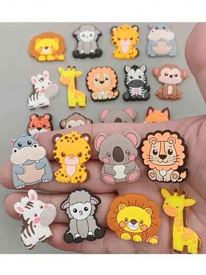 Set da 12 calamite per frigorifero con animali dei cartoni animati, calamite magnetiche creative per frigorifero, inclusi adesivi fai-da-te di animali della foresta come elefanti, tigri, leoni, scimmie e giraffe. Facili da installare e pulire senza lasciare residui. Realizzate in morbida gomma PVC magnetica. Calamite per decorazioni per feste, cucina e ufficio, lavagna e lavastoviglie. Decorazioni per cucina, casa, scuola, feste, regali per le vacanze, amanti degli animali, regali per amici o come souvenir da viaggio.
