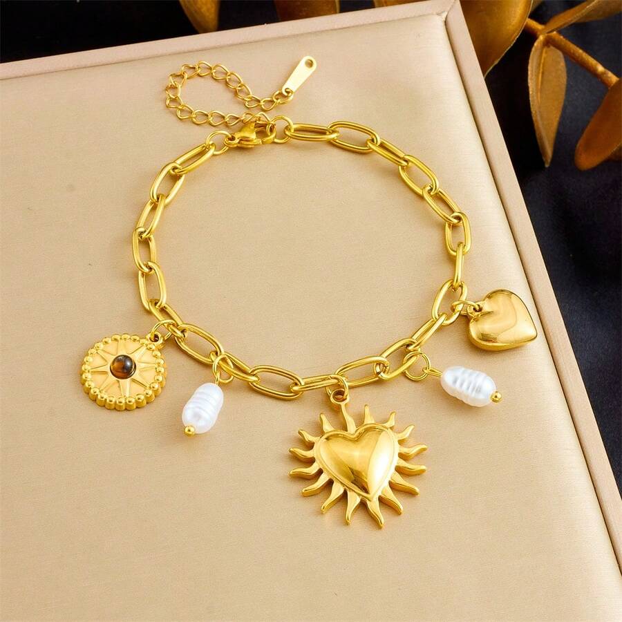 1 chiếc vòng tay nam bằng thép không gỉ mạ vàng, kiểu dáng dày dặn, có mặt dây chuyền hình mặt trời, trái tim và ngọc trai. - Yêu - Xem 1