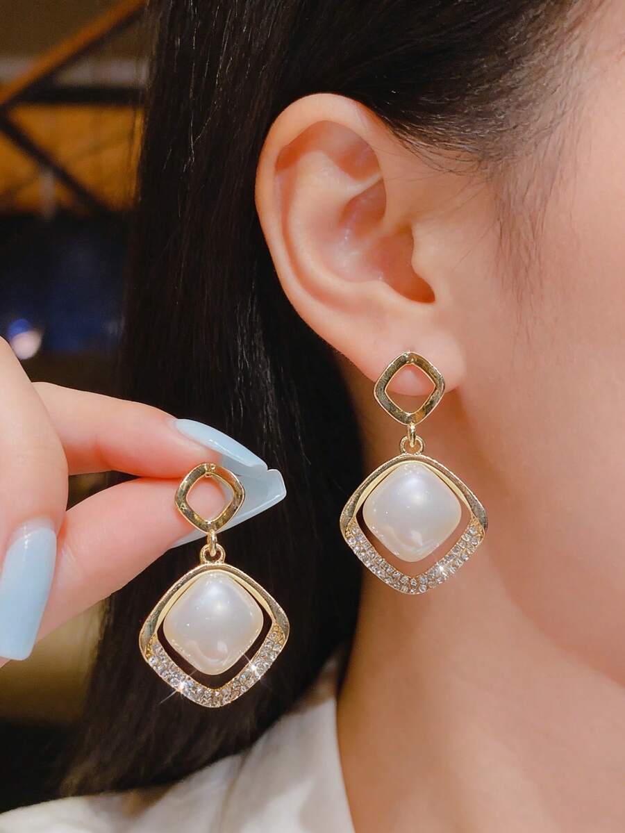 一对时尚奢华优雅简约水钻几何方形耳钉，适合女性日常、节日和派对佩戴。 - 幾何方形 - 查看 1