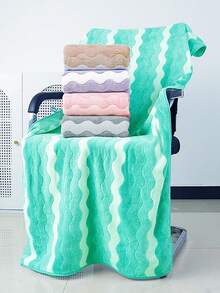 1/2pcs Coral Fleece Wavy Pattern Bath Towel, Super Soft & Absorbent, Quick Drying, Suitable For Face/Body Washing, High Quality & Lightweight, Applicable For Bathroom, Bedroom, Home, Hotel, Swimming Pool, SPA, All Seasons, Bathroom Decor, Bathroom Accessories, Valentine's Day Gift - Multicolor - View 13