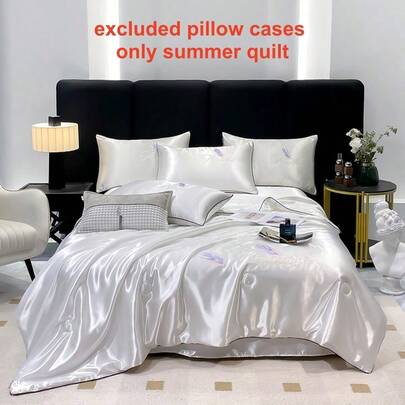 1件刺绣羽毛图案水洗雪纺夏季被/空调被，奢华时尚刺绣羽毛设计，面料光滑透气，四季皆宜，是馈赠佳品，居家、酒店、旅行的理想之选，可机洗