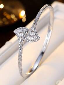 1pc Women's Fan-Shaped Bracelet, Fashionable Accessory, Creative Commute Versatile High-End Luxury, Suitable For Gift And Daily Wear - Bracelet - View 2