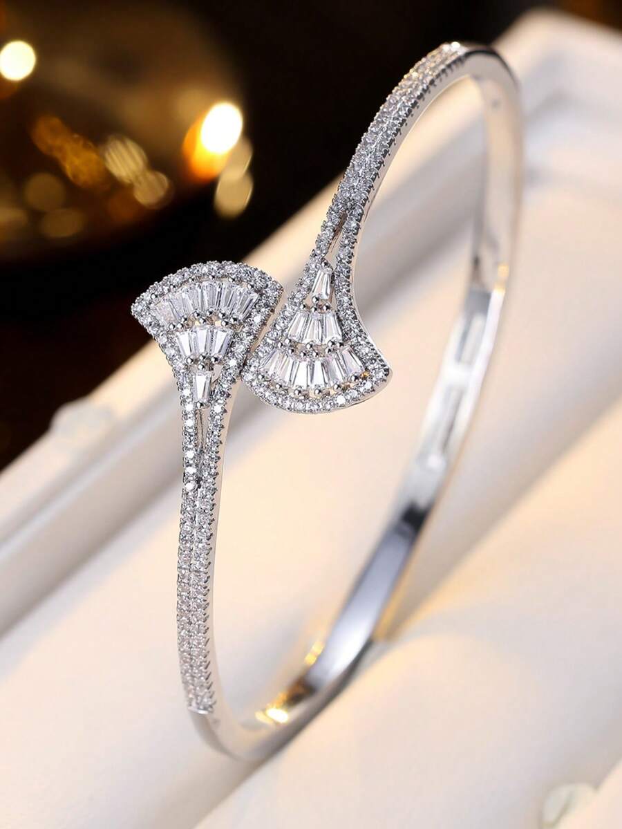 1pc Women's Fan-Shaped Bracelet, Fashionable Accessory, Creative Commute Versatile High-End Luxury, Suitable For Gift And Daily Wear