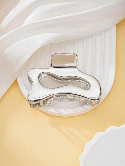 1个新款银色镂空亮面发夹，适合日常休闲外出和旅行。