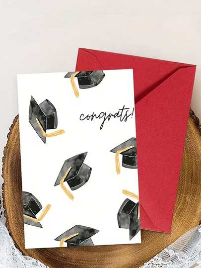 Bộ Thiệp Chúc Mừng Tốt Nghiệp - Bộ thiệp độc đáo và thú vị này bao gồm một tấm thiệp vẽ tay hình mũ tốt nghiệp và một phong bì màu đỏ kèm lời chúc mừng. Đây là món quà hoàn hảo dành cho sinh viên tốt nghiệp, giáo viên và người thân yêu, phù hợp cho các buổi lễ tốt nghiệp, tiệc sinh nhật, lễ hội họp mặt và nhiều dịp khác.
