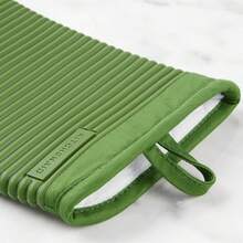 KitchenAid - Juego de 2 Manoplas de Horno de Silicona Suave acanaladas, 7.5 x 13 Pulgadas, Color Azul Tinta - Matcha - Ver 5