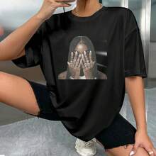 Camiseta de mujer de manga corta negra - Estilo urbano y cool - Estampado de figura con trenzas, manos tatuadas y anillos, diseño moderno y rebelde - Ropa diaria cómoda para mujer, confeccionada en suave mezcla de algodón, ideal para looks callejeros. - Negro - Ver 6