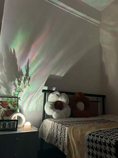 1个16色旋转魔幻投影灯，USB供电极光波浪投影灯，极光星空景观，卧室夜灯，水波纹投影仪，家庭影院，天花板装饰，圣诞节礼物，情人节礼物