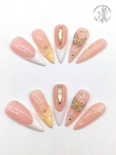 10片手工美甲贴纸，33毫米长，纤细高跟鞋款式，粉白撞色，镂空金色蝴蝶装饰，凸起透明花朵，水钻点缀，简约设计。适合日常、休闲、节日、派对、演出等场合。