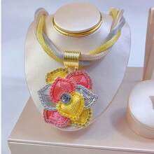 Bộ trang sức vàng 18k tinh tế với mặt dây chuyền hình hoa hồng. Phong cách Pháp đơn giản, dây chuyền ba màu tinh xảo, món quà lãng mạn hoàn hảo dành cho các cặp đôi vào ngày Valentine, kỷ niệm và những dịp đặc biệt. Bộ trang sức này là sự lựa chọn đa năng để làm quà tặng (cho phù dâu, sinh nhật) hoặc để tự phối đồ. Vẻ đẹp phổ biến và thiết kế bắt mắt khiến nó trở thành sản phẩm được ưa chuộng trên toàn thế giới, thu hút những người mua đang tìm kiếm những bộ trang sức độc đáo, dễ đeo. - Hồng - Xem 6