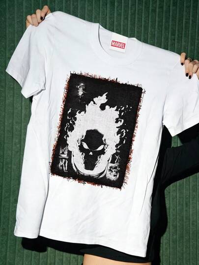  Ce t-shirt unisexe de la collaboration Marvel présente une impression de Ghost Rider avec une bordure délavée. Fabriqué dans un tissu de qualité supérieure, c'est une pièce idéale pour l'été - polyvalente, pratique, confortable, respirante et facile à assortir. Il peut être porté seul ou en couche et convient à toutes les saisons. Parfait pour l'été, le camp d'été, les vacances, le port quotidien et les sports.