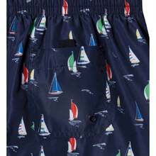 Maillot de bain Boats Pepe Jeans pour homme en bleu, idéal pour afficher style et confort à la plage ou à la piscine. Avec un imprimé nautique, un tissu léger et à séchage rapide, ce maillot de bain est parfait pour vos journées d'été. Profitez du soleil avec le meilleur look de PEPE JEANS ! - Bleu azur - Voir 3