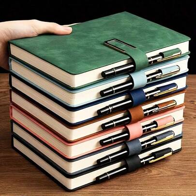 192 páginas Grueso Cuaderno de Negocios Retro A5, con Hebilla Magnética y Marcador - Perfecto para Estudiantes Universitarios y Profesionales, Cuaderno de Reuniones de Negocios | Cuaderno Retro | Cubierta de Piel Sintética [200 páginas Cuaderno A5 + 12 Bolígrafos + 12 Recambios de Bolígrafo], Diario Profesional, Carcasa Duradera, Encuadernación Resistente, Bloc de Notas A5, Regalo Corporativo