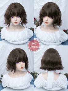 alicegarden 这款12英寸长的合成假发，拥有自然卷曲的棕色秀发，并带有刘海设计。它采用耐热纤维制成，经久耐用。这款假发非常适合日常佩戴，能够打造自然逼真的效果。（不含配饰） - 棕色 - 查看 7