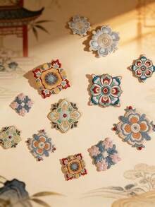 1 Stück, selbstklebende bestickter Patches im chinesischen Stil, zum Reparieren von Löchern in Kleidung verwendet. Patches mit chinesischem Muster werden verwendet, um Löcher zu bedecken. Nahtlose Abdeckung. Nahtlose dekorative Stoffpatches. DIY Patchwork Hanfu Taschen. Zum Reparieren von Flecken und Bügeln auf Kleidung, für handbestickte Patches auf Notizbüchern, Schultaschen, Winterkleidung. Süße dekorative Patches. Alltägliche Notwendigkeiten. Symbolisiert gute Wünsche. - Verschiedenfarbig - Übersicht 1
