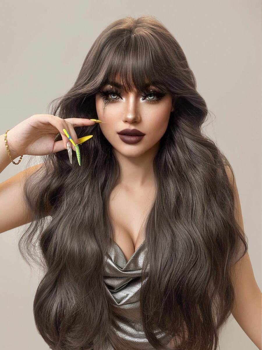 这款30英寸长的合成假发，拥有自然波浪卷发造型，呈现迷人的黑棕色。假发带有刘海设计，采用耐热纤维制成，经久耐用。这款假发非常适合日常佩戴，外观自然逼真，宛如真发。 - 黑棕色 - 查看 1